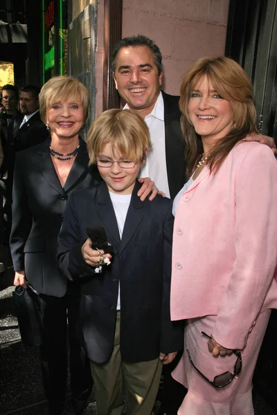 Florence Henderson and Christopher Knight with Susan Olsen and son Michael — Stock Photo, Image