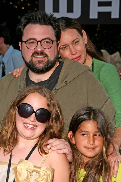 Kevin Smith with Jennifer Schwalbach Smith and family at the World Premiere of Wall E. Greek Theatre, Hollywood, CA. 06-21-08 — Stock Photo, Image