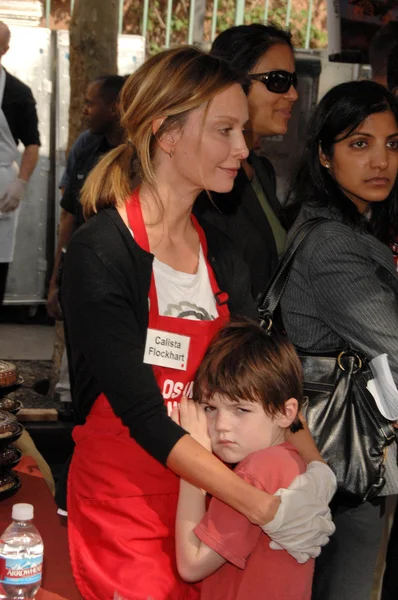 Calista Flockhart y su hijo Liam en la Cena de Acción de Gracias de la Misión de Los Ángeles para los Desamparados. L.A. Mission, Los Angeles, CA. 10-21-07 —  Fotos de Stock