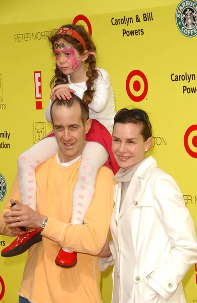 Embeth Davidtz con il marito Jason e la figlia Charlotte al P.S. Arts 10th Annual "Express Yourself" Benefit. Barker Hanger, Santa Monica, CA. 11-04-07 — Foto Stock