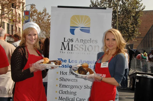Nicholle Tom e Alana Curry no jantar de Ação de Graças para os sem-teto da Missão de Los Angeles. L.A. Mission, Los Angeles, CA. 10-21-07 — Fotografia de Stock