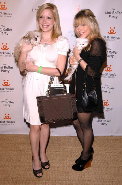 Courtney Peldon und Ashley Peldon bei der 14. jährlichen Fusselwalzenparty des Tierschutzvereins. das jim henson company lot, hollywood, ca. 11-10-07 — Stockfoto