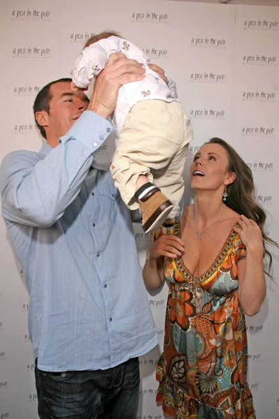 Ryan Sutter con Trista Sutter y su hijo Maxwell — Foto de Stock