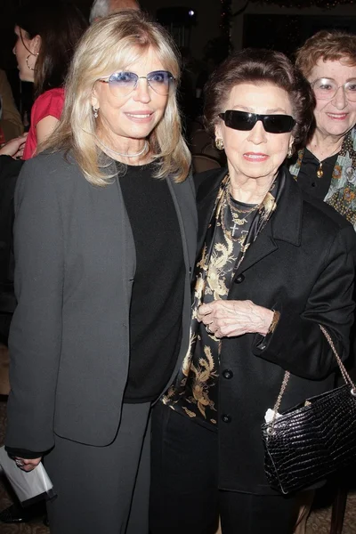Nancy Sinatra and Nancy Barbato at the unveiling ceremony for the new United States Postal Service Stamp Honoring Frank Sinatra. Beverly Hilton Hotel, Beverly Hills, CA. 12-12-07 — Stock Photo, Image