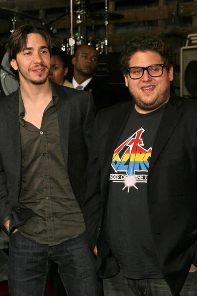 Justin Long e Jonah Hill no Los Angeles Premiere de "Walk Hard The Dewey Cox Story". Grauman 's Chinese Theatre, Hollywood, CA. 12-12-07 — Fotografia de Stock