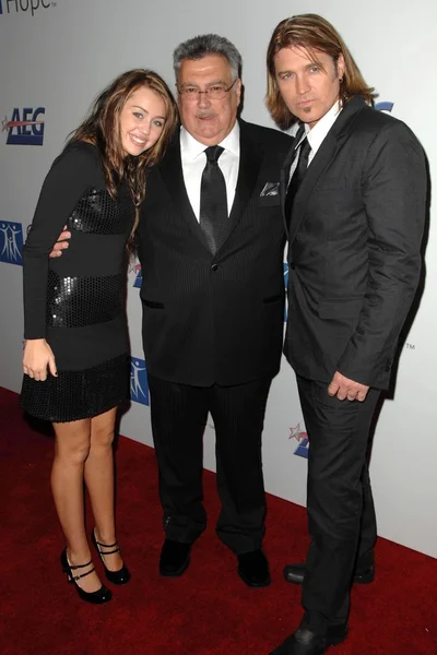 Miley Cyrus with Bob Cavallo and Billy Ray Cyrus at the 2007 Spirit Of Life Awards Dinner hosted by Hilary Duff. Pacific Design Center, West Hollywood, CA. 09-27-07 — Stock Photo, Image