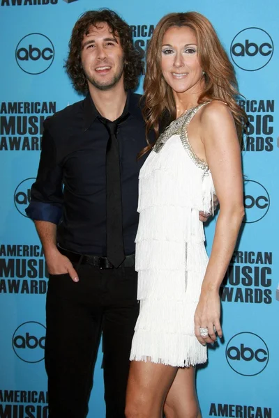 Josh Groban and Celine Dion in the press room at the 2007 American Music Awards. Nokia Center, Los Angeles, CA. 11-18-07 — Stock Photo, Image