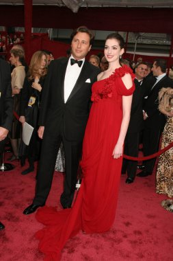 Anne Hathaway, Raffaello Follieri
