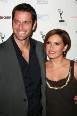 Peter Hermann ve Mariska Hargitay 59 Yıllık Emmy Ödülleri adayı resepsiyon. Pasifik Tasarım Merkezi, Los Angeles, Ca. 09 / 14 / 07