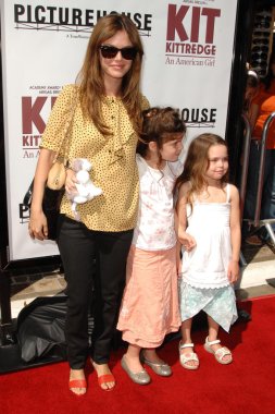 Rachel bilson kız kardeşi ve arkadaşı ile