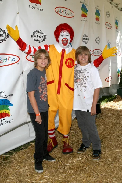 Dylan Sprouse y Cole Sprouse en el Camp Ronald McDonald 15º Carnaval Anual de Halloween Familiar. Wadsworth Great Lawn, Westwood, CA. 10-21-07 — Foto de Stock