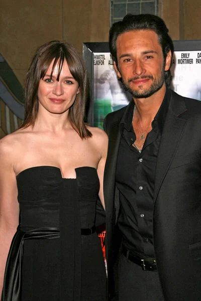 Emily Mortimer e Rodrigo Santoro — Foto Stock