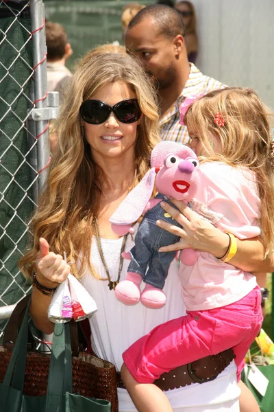 Denise Richards and daughter Lola — стокове фото