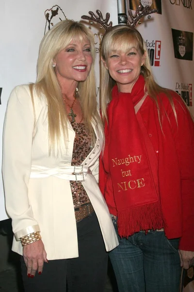 Pamela Bach y Julie McCullough en el evento de moda y caridad FULCAGE para beneficiar a la Fundación Madre Soltera. BLVD3, Hollywood, CA. 12-05-07 —  Fotos de Stock