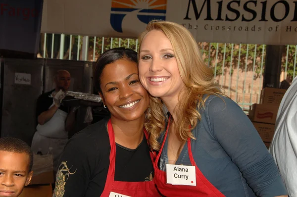 Nia Long y Alana Curry en la cena de Acción de Gracias de la Misión de Los Ángeles para las personas sin hogar. L.A. Mission, Los Angeles, CA. 10-21-07 — Foto de Stock