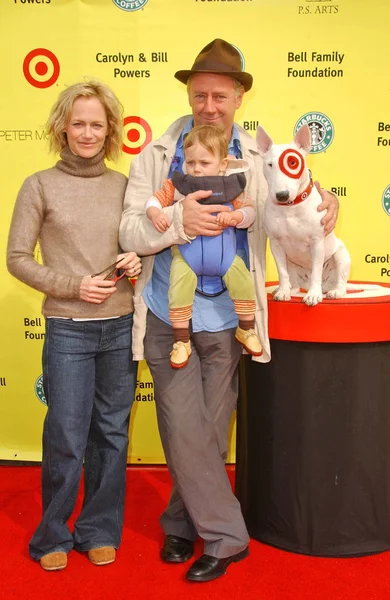Sarah clarke met xander berkeley en zoon — Stockfoto