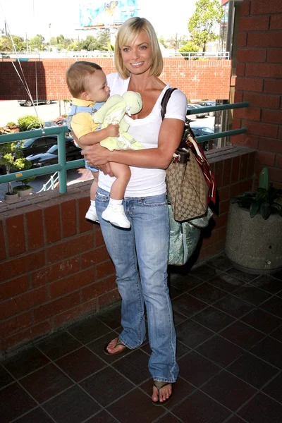 Jaime pressly en zoon dezi — Stockfoto