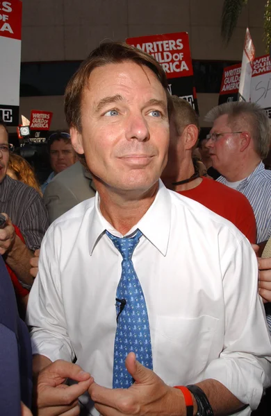John Edwards at the Writers Guild of America Picket Line in front of NBC Studios. Burbank, CA. 11-16-07 — Stock Photo, Image
