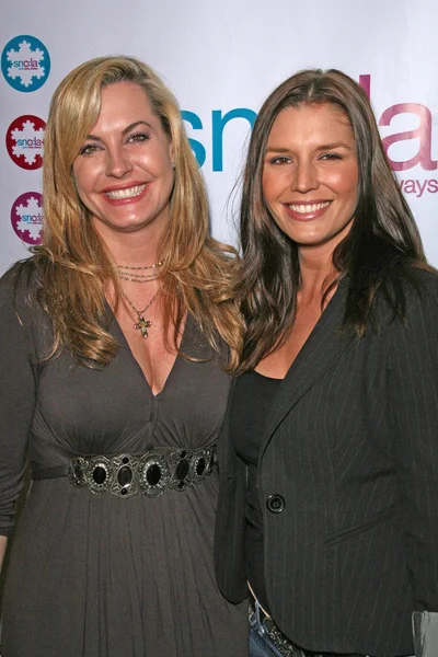 Kristen Kirchner and Nina Kaczorowski — Stock Photo, Image