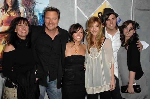 Greg evigan und briana evigan mit familie — Stockfoto