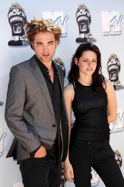 Robert Pattinson and Kristen Stewart — Stock Photo, Image