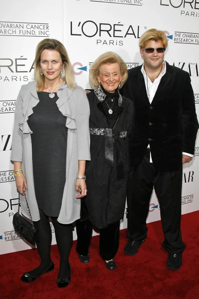 Nancy Davis with Barbara Davis and Jason Davis at "A Night of Hope" presented by L'Oreal Paris and Harper's Bazaar. Murano, Los Angeles, CA. 11-07-07 — Stock Photo, Image