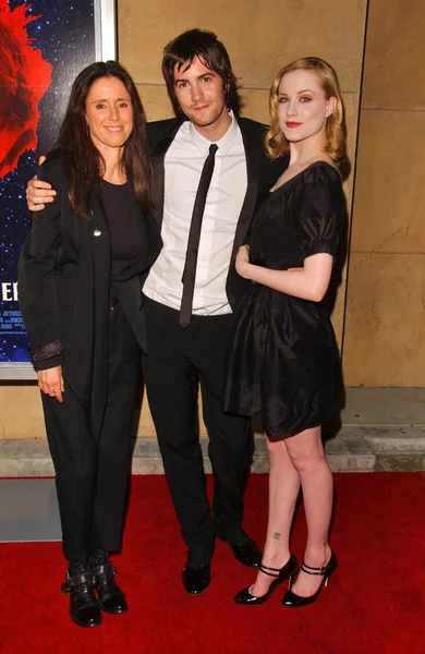 Julie Taymor con Jim Sturgess y Evan Rachel Wood en la proyección especial de "Across The Universe". Teatro Egipcio, Hollywood, CA. 09-18-07 — Foto de Stock