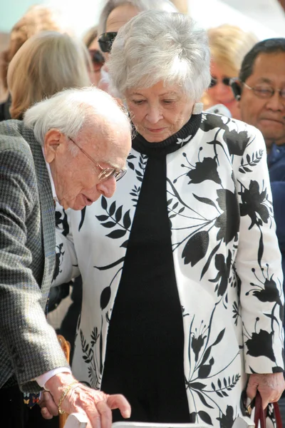 Sherwood Schwartz and wife Mildred — Stock Photo, Image