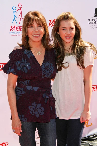 Marlo Thomas and Miley Cyrus at the 2007 Power of Youth Benefiting St. Jude. The Globe Theatre, Universal City, CA. 10-06-07 — ストック写真
