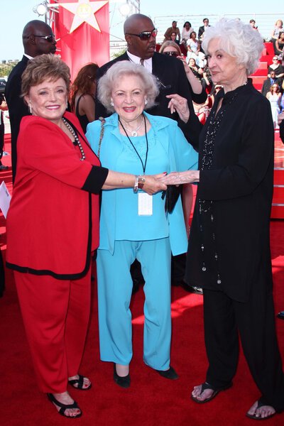 Рю МакКлэнахан с Бетти Уайт и Беатрис Артур
