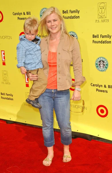 Alison Sweeney and son Benjamin at P.S. Arts 10th Annual "Express Yourself" Benefit. Barker Hanger, Santa Monica, CA. 11-04-07 — Stock Photo, Image