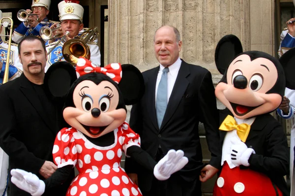 John Travolta und Michael d. eisner — Stockfoto