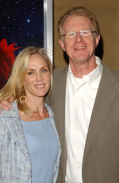Ed Begley Jr. y su esposa Rachelle en la proyección especial de "Across The Universe". Teatro Egipcio, Hollywood, CA. 09-18-07 — Foto de Stock