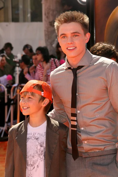Jesse McCartney and brother Timothy — Stock Photo, Image