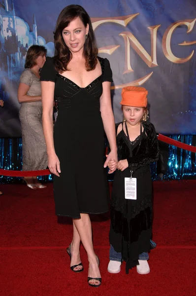 Melinda Clarke and daughter Kathryn Grace at the Los Angeles premiere of "Enchanted". El Capitan Theatre, Hollywood, CA. 11-17-07 — Stock Photo, Image