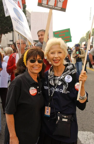 France nuyen bei einem Protest der Schriftstellergilde Amerikas auf dem Hollywood Boulevard. Hollywood, ca. 20.11.2007 — Stockfoto