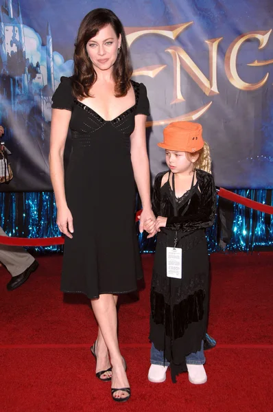 Melinda Clarke e la figlia Kathryn Grace alla premiere di Los Angeles di "Enchanted". El Capitan Theatre, Hollywood, CA. 11-17-07 — Foto Stock