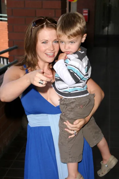 Melissa Joan Hart e o filho Mason — Fotografia de Stock