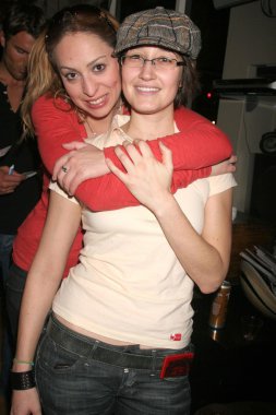 Jennifer Leeser ve Claudia Lari