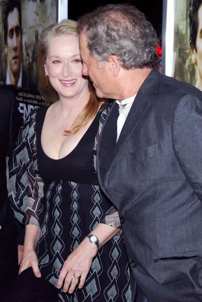 Meryl Streep och make Don vid Los Angeles premiären av "överlämnandet". Academy of Motion bildkonst och vetenskap, Beverly Hills, ca. 10-10-07 — Stockfoto