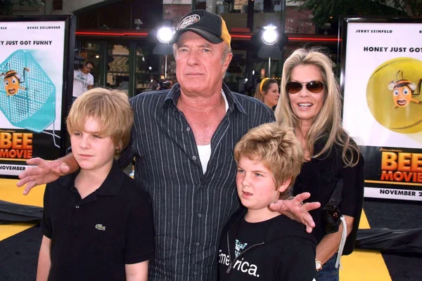 Ο Τζέιμς Κάαν και η οικογένεια στην πρεμιέρα της "μέλισσας ταινία" του Λος Άντζελες. Θέατρο Μαν, Γουέστγουντ, 10-28-07. — Φωτογραφία Αρχείου
