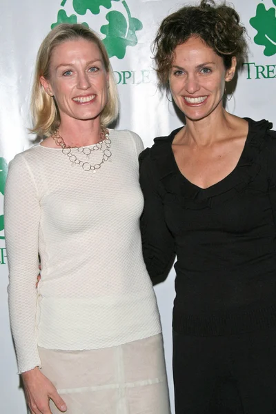 Jessica tuck en amy brenneman — Stockfoto