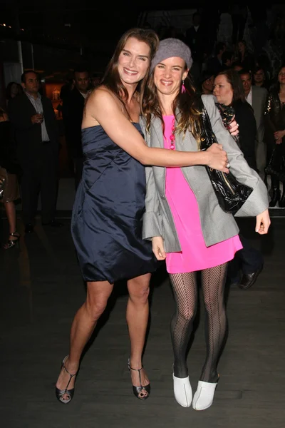 Brooke Shields and Juliette Lewis — Stock Photo, Image