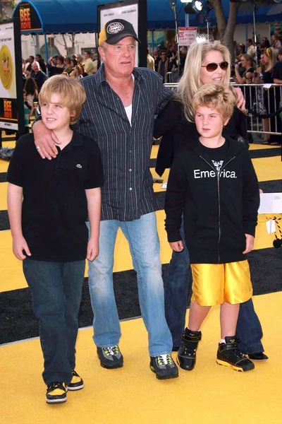 James Caan y su familia en el estreno en Los Ángeles de "Bee Movie". Mann Village Theatre, Westwood, CA. 10-28-07 — Foto de Stock