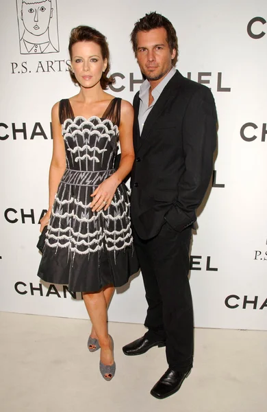 Kate Beckinsale and Len Wiseman at the Chanel and P.S. Arts Party. Chanel Beverly Hills Boutique, Beverly Hills, CA. 09-20-07 — Stock Photo, Image