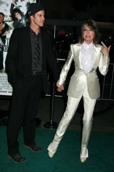 Diane Keaton e invitada en el estreno en Los Ángeles de 'Mad Money'. Mann Village Theater, Westwood, CA. 01-09-08 —  Fotos de Stock