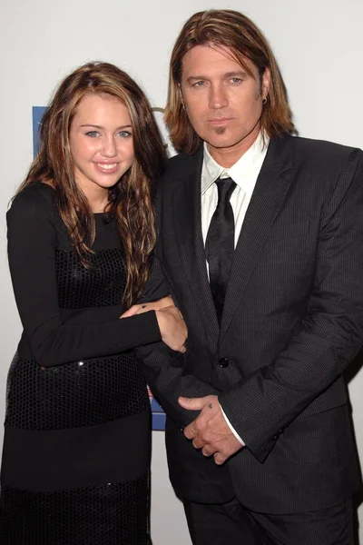 Miley Cyrus y Billy Ray Cyrus en la Cena de Premios Spirit Of Life 2007 organizada por Hilary Duff. Pacific Design Center, West Hollywood, CA. 09-27-07 — Foto de Stock