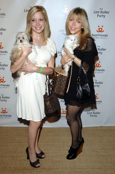 Courtney Peldon e Ashley Peldon na 14th Annual Lint Roller Party, organizada pela The Best Friends Animal Society. The Jim Henson Company Lot, Hollywood, CA. 11-10-07 — Fotografia de Stock