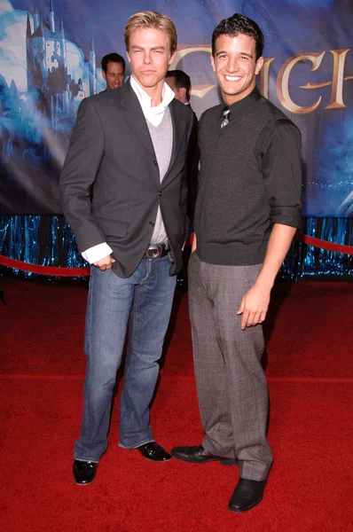 Derek Hough e convidado na estreia de Los Angeles de "Enchanted". Teatro El Capitan, Hollywood, CA. 11-17-07 — Fotografia de Stock