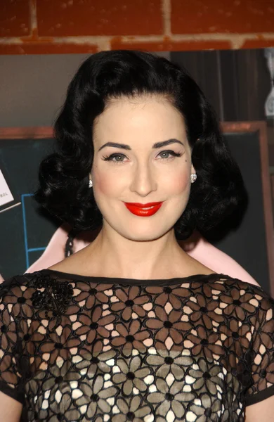 Dita von teese bei einer Pressekonferenz, auf der sie ihre Werbung für die Tierverhütungskampagne von peta ankündigte. Peta, los angeles, ca. 24-09-07 — Stockfoto